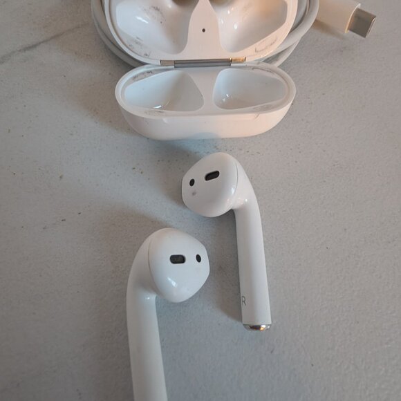 Apple AirPods 2nd Generation with Charging Case - White - Picture 9 of 11